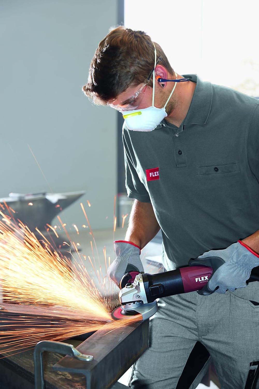 FLEX LE 14-11 125-12 Amp 4-1/2' / 5' Variable Speed Small Angle Grinder with Restart Protection and Side Switch