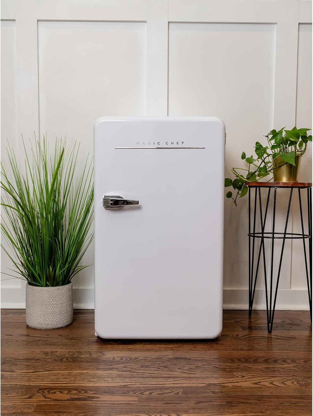 Magic Chef 17.5 in. 3.2 cu.ft. Retro Mini Refrigerator in White, without Freezer