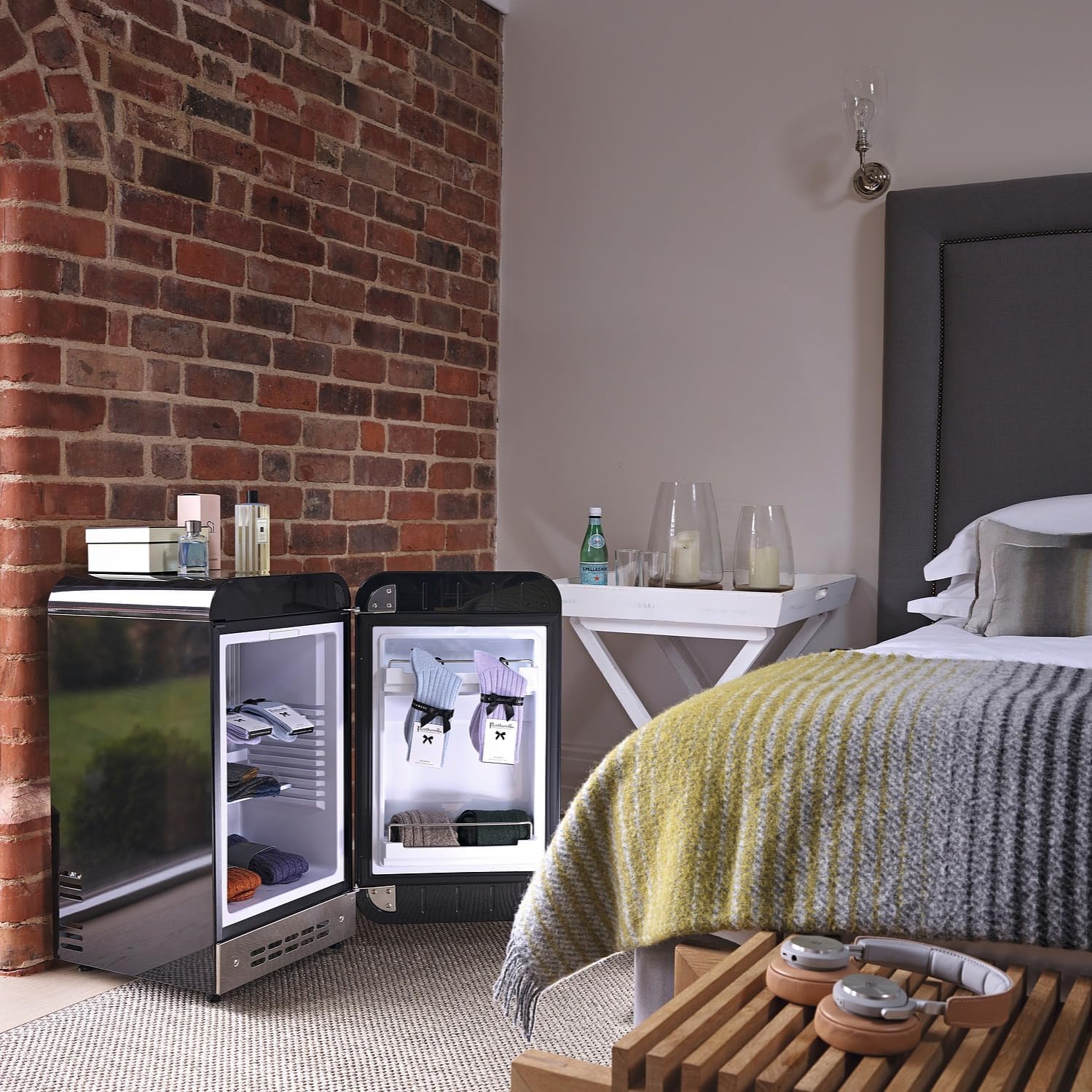 Smeg FAB5 16' 50's Retro Style Series Compact Cooler with 1.5 cu. ft. Capacity Automatic Defrost LED Interior Lighting and Adjustable Shelves Right Hand Hinge Made in Italy (Black)